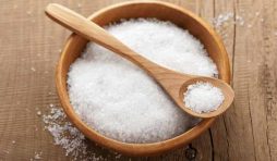 ملح الطعام… ما هي النصائح الذهبية لمقاومة تناول الملح في الطعام