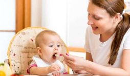 غذاء الطفل بعمر السنة وحقائق حول تغذية طفلك في عامه الأول