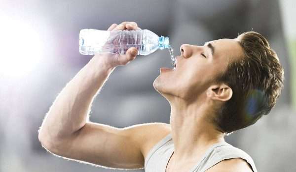 هل شرب الماء ينقص الوزن؟