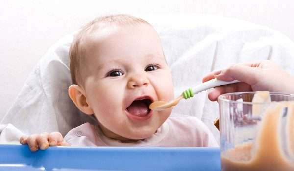 تغذية الطفل في العام الاول