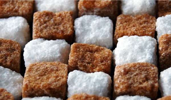الفرق بين السكر الابيض والسكر البني