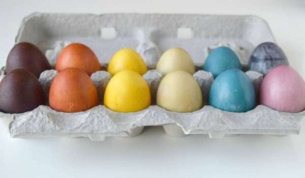 تلوين البيض بالوان طبيعية