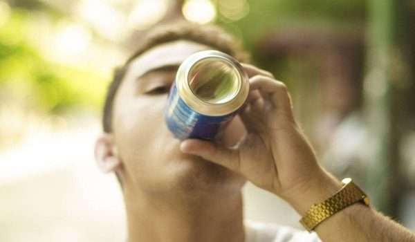 الكولا ومشروبات الطاقة وما تفعله في أسنانك بالصور