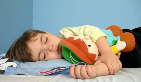 كيف اجعل طفلي ينام بسرعة؟ ونصائح ذهبية لروتين النوم