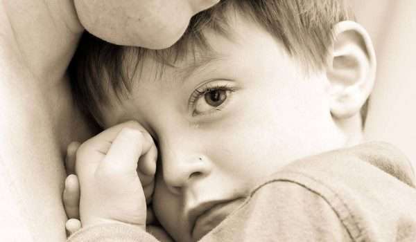 علاج الخوف عند الاطفال وأعراضه