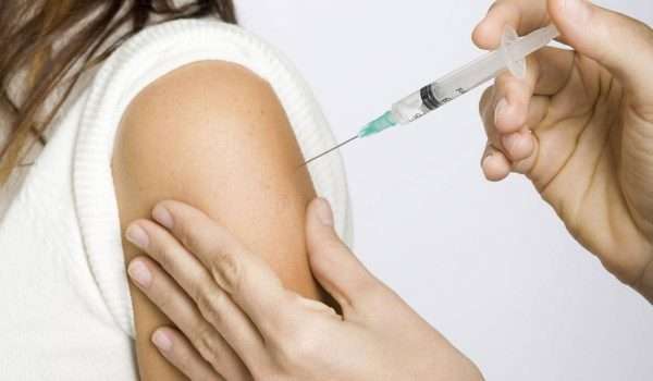 التطعيمات للأطفال والبالغين .. ما هي أهم اللقاحات اللازمة لهم؟