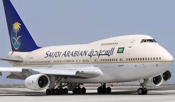 طبيبة تنقذ حياة راكب علي طائرة الخطوط السعودية قبل العودة للمطار
