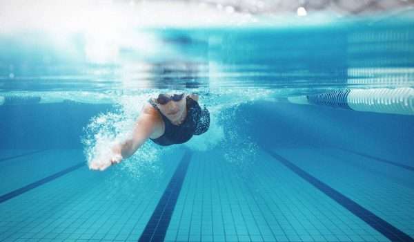 التبول في حمامات السباحة يسبب الحرقة في العينين و مشاكل التنفس !
