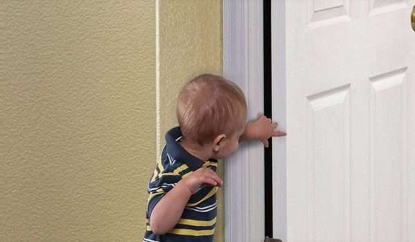 انتبه.. غلق الباب على الاصبع قد يسبب لطفلك الألم المزمن أو البتر لاحقا!