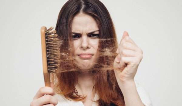 العلماء يكتشفون سبب تساقط الشعر في نهاية كل صيف