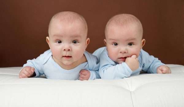 دليلك للعناية بـ توأم حديثي الولادة .. وكيفية الاهتمام بالنظافة والرضاعة