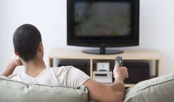 احذر.. مشاهدة التلفزيون لمدة طويلة قد يسبب جلطة دموية !