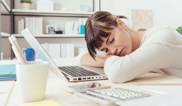 تأثير قلة النوم على صحتك ووظائف الدماغ والأداء اليومي