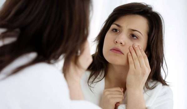 4 تغيرات في وجهك قد تدل على المرض يجب الانتباه لها!