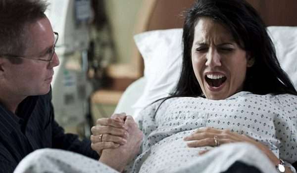 دراسة جديدة: مسكة اليد من زوجك أثناء الولادة ستخفف من ألمك كثيرا!