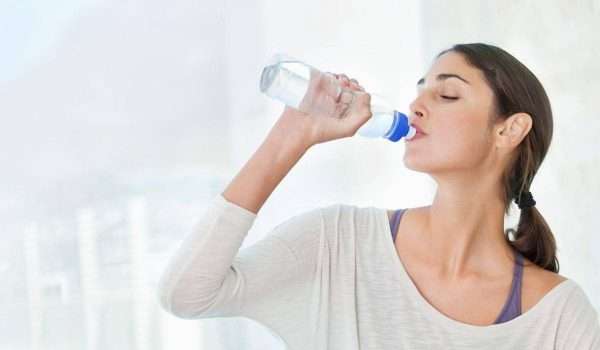فوائد شرب الماء اثناء الدورة وهل شرب الماء الساخن يساعد؟