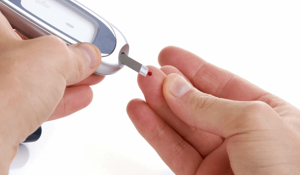 انخفاض نسبة السكر في الدم وارتفاعها .. كيف تفرق بينهما؟