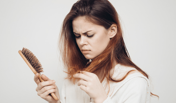 طرق طبيعية لتكثيف الشعر الخفيف