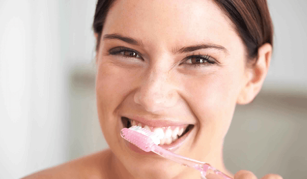 تنظيف الاسنان بالفرشاة .. 8 أخطاء نقع فيها دون أن ندري