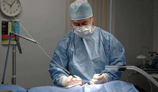عملية شد الثدي المترهل بالليزر ومميزاته مقارنًة بالجراحة التقليدية