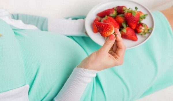 فوائد الفراولة للحامل .. تمنع العيوب الخلقية للجنين وفوائد أخرى!
