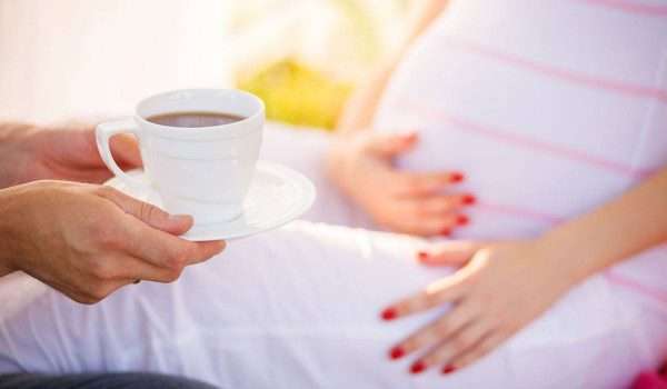 على كل حامل الحذر.. شرب القهوة للحامل قد يسبب السمنة لطفلك لاحقا!