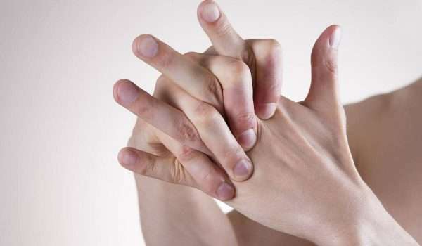 لماذا يصدر صوت مزعج عند طقطقة الاصابع ؟ وهل تسبب التهاب المفاصل؟