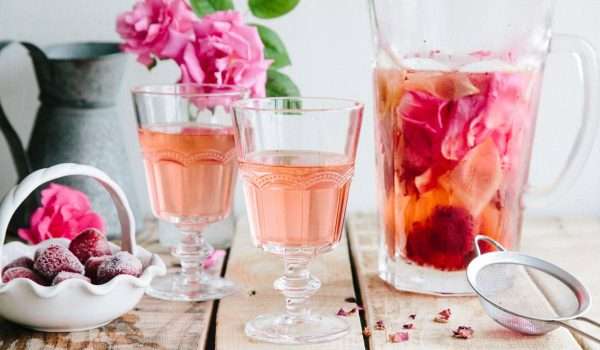 فوائد ماء الورد للشرب وعلاج الجهاز الهضمي.. وآثاره الجانبية