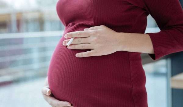 الحمل والتدخين: ما هي أضرار التدخين على الحامل والجنين؟