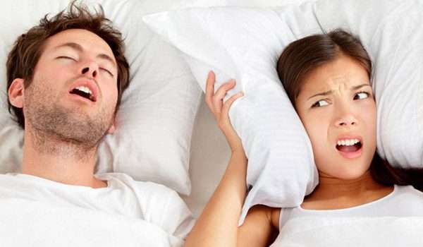 الشخير في النوم بصوت عال قد يضعف الجمجمة!