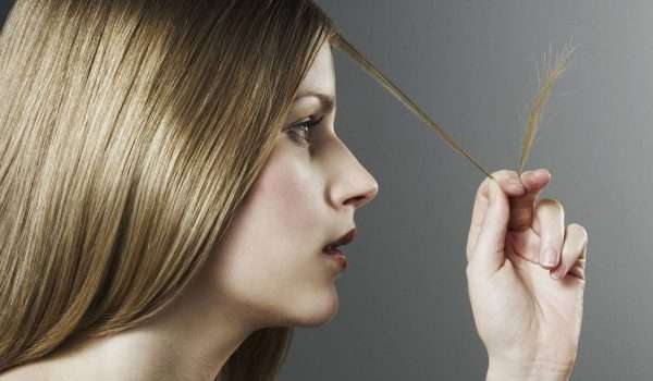 اسباب تقصف الشعر من المنتجات الكيميائية إلى الحالات المرضية
