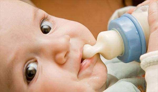 الرضاعة الصناعية بجانب الرضاعة الطبيعية.. كيف يمكنكِ تحقيق المعادلة؟