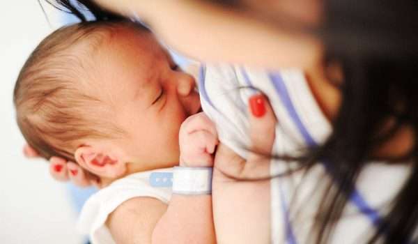 تنظيم الرضاعة الطبيعية للطفل حديث الولادة
