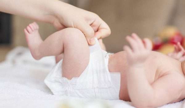 البراز الاخضر عند الرضع .. وما هو لون البراز الطبيعي عند الأطفال؟