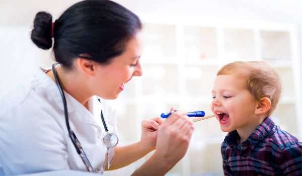 علاج اللوز عند الأطفال
