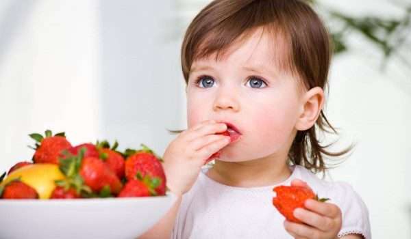 فوائد الفراولة للاطفال .. 6 فوائد مهمة ولكن احذروا حساسية الفراولة