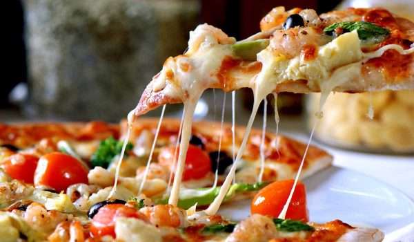 لماذا ندمن تناول البيتزا والأطعمة السريعة؟ السر في مكونات البيتزا
