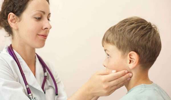 التهاب الغدد اللمفاوية في الرقبة عند الاطفال .. كيف يمكن علاجه؟