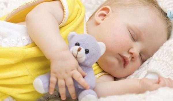 عدد ساعات نوم الاطفال حسب العمر