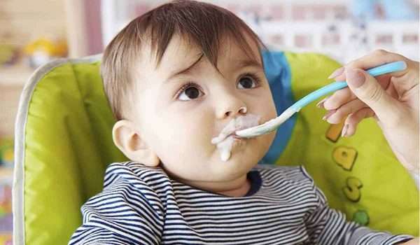 متى يأكل الطفل الزبادي ؟ وفوائده ووصفات للأطفال بالزبادي