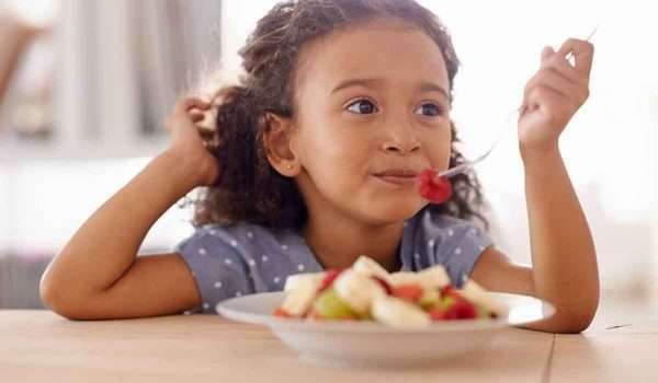 تعرف على أفضل 10 اطعمة تزيد الذكاء عند الاطفال