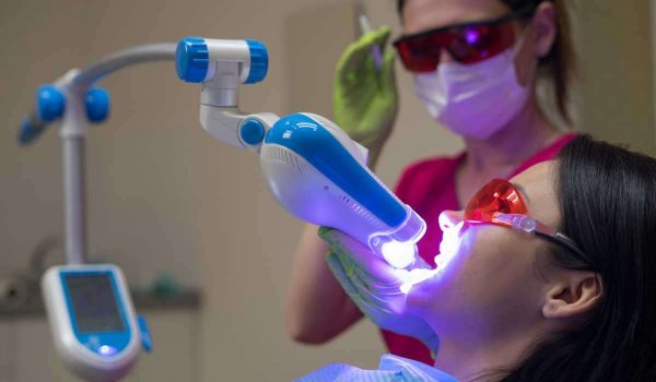 تجارب تبييض الاسنان بالليزر بين المميزات والعيوب