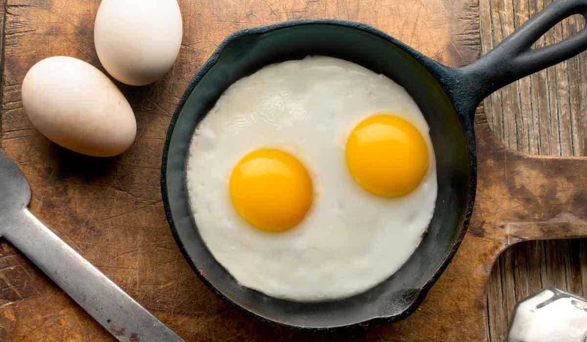 دراسة جديدة تثير الجدل: تناول البيض بإفراط قد يؤثر على صحة القلب!