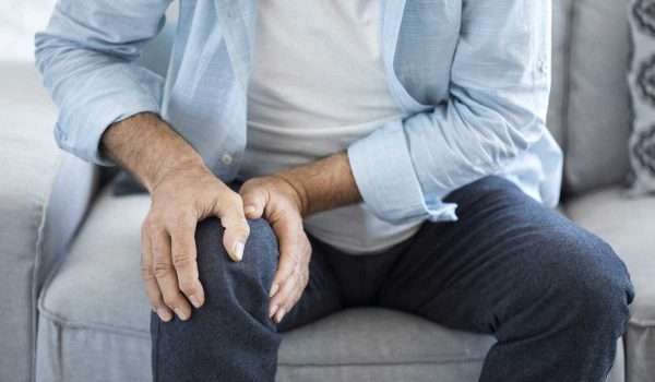 اعراض خشونة الركبة وطرق علاجها