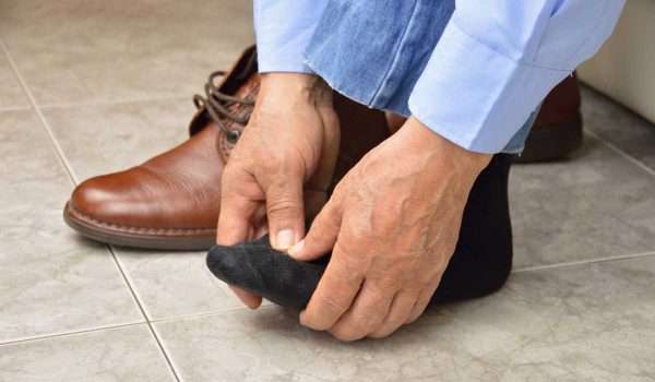 طرق علاج تورم اصابع القدم بسبب الحذاء
