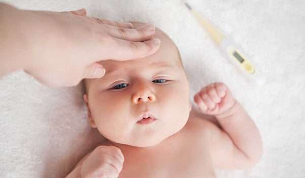 علاج السخونة عند الرضع وكيفية رعاية طفل مصاب بالحمى
