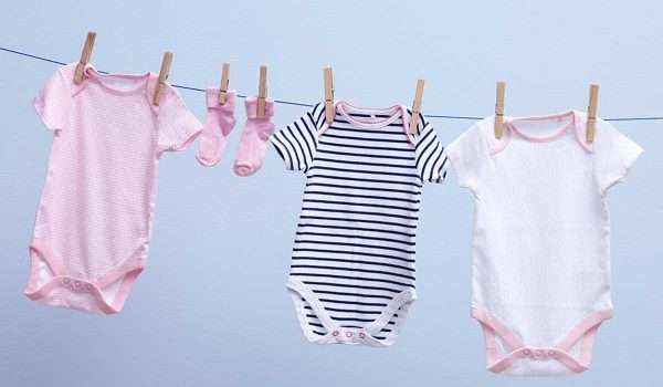 كيفية غسل ملابس الأطفال حديثي الولادة