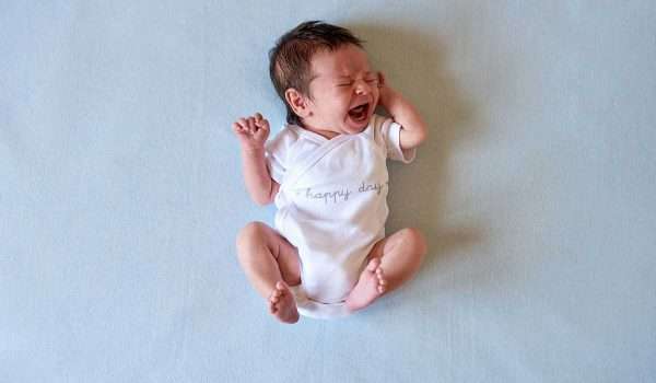 هل البكاء مفيد للطفل الرضيع