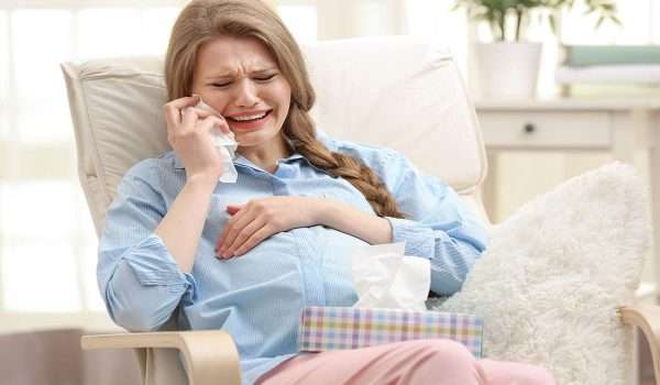 هل البكاء يضر الحامل في الأشهر الأولى