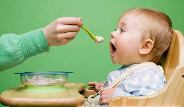 هل بدأ طفلك بتناول طعامه الصلب؟ إليك هذه النصائح